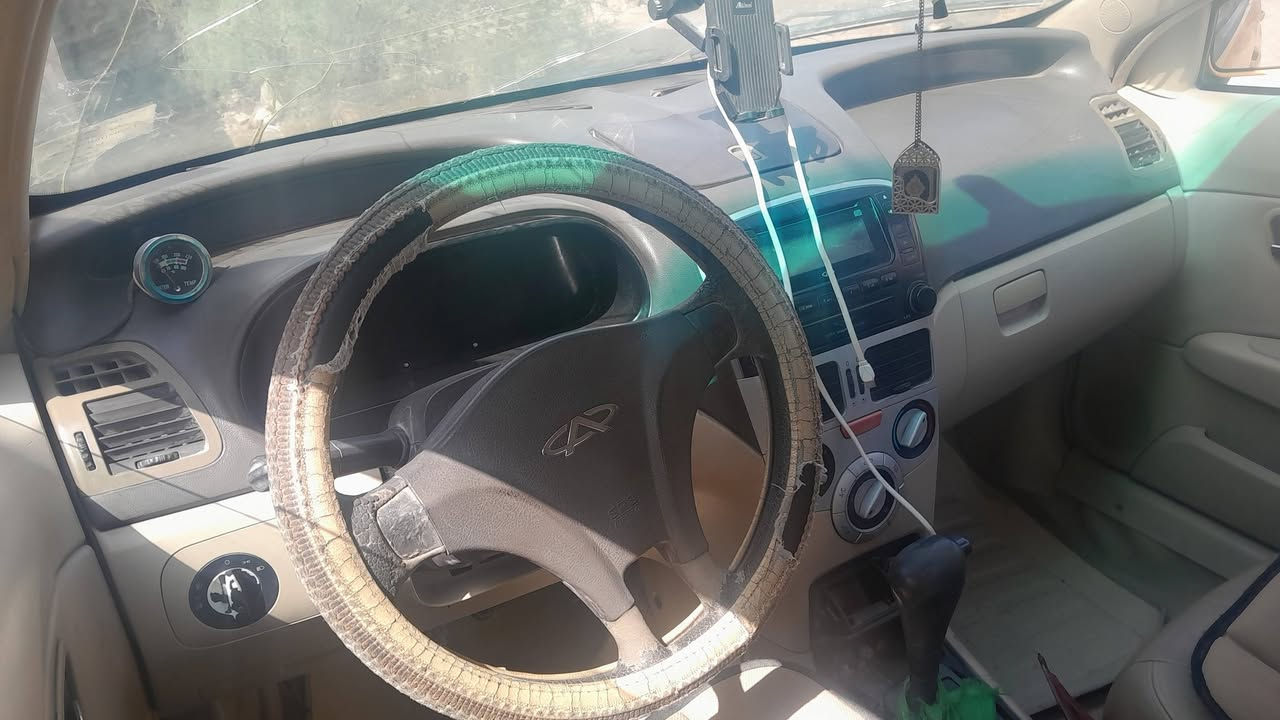 السلام عليكم..شيري فلاوين موديل ٢٠١٣ السياره بيها دواير معمرات وصبغ رش جماليه أمس استلمتها .راعيها جيراني يحولك شوكت ماتريد  ..رقم بصره .أ..عليها هيئة على المشتري السنويه عاج ساقطه من ال٢٠١٨ محرك وكير كورلا بيكاجو جدد وادامه وتغليف ارضيات السياره ما مشتغله تكسي..سياره جاهزه عوزها شوي تلحيضات ..*********** السعر ٣٠ وبيها مجال واذا اكو مراوس بخصوصي حسب الرغبه اراوس
