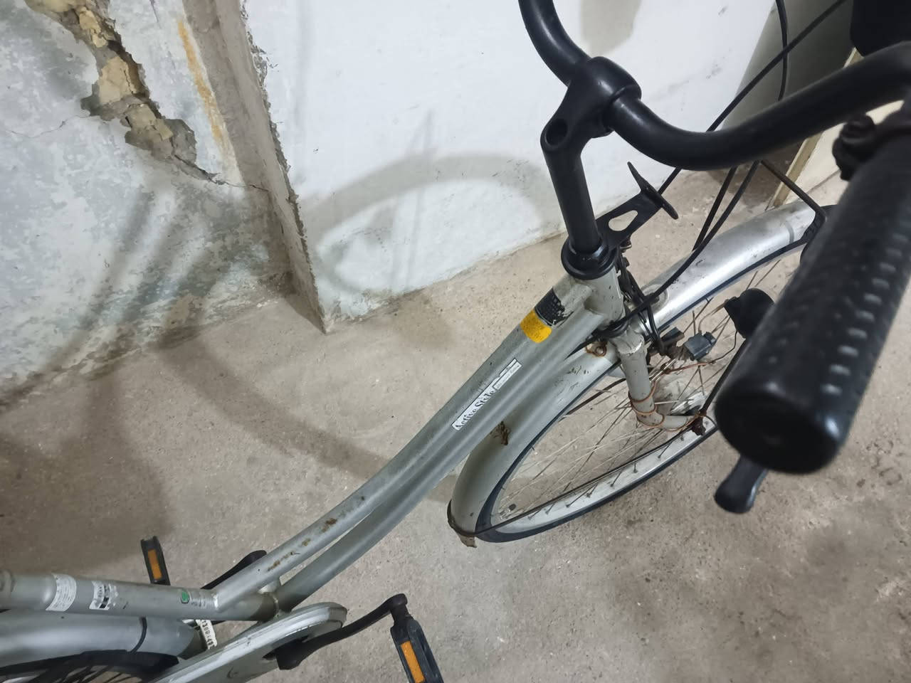 السلام عليكم باسكل نضيف حجم 27 طاقه باسكل نضيف السعر 70 مكاني رمادي قرب النادي  للاتصال ***********
