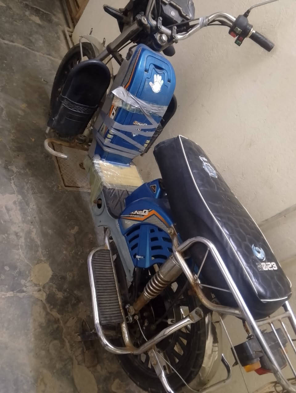 سلام عليكم شباب موطور شحن نضيف كهربائياته كل شغاله بطاريات نص عمر السعر 250 مكان فلوجه حي شهداء للاستفسار (***********)
