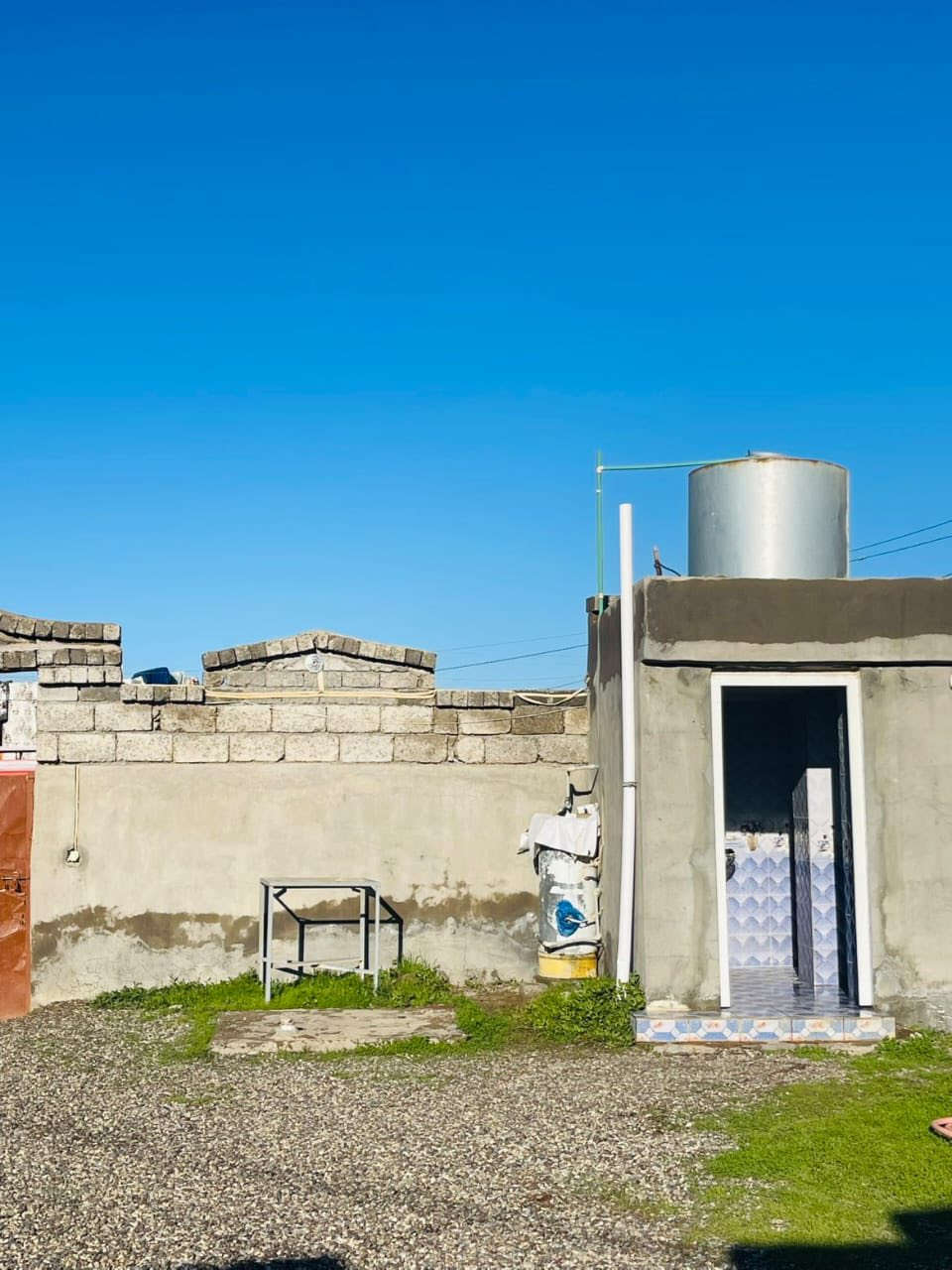 ‼️(مكلف بالنشر) ‼️

السلام عليكم بيت للبيع على الشارع العام قرية شكراً مساحة البيت 300م
يتضمن البيت 3 غرف نوم + ربعه واستقبال + موزع ومطبخ . كما ايضا يحتوي على صحيات خارجيه وداخليه + مخزن خارجي . كامل مكمل مواصفات فول الفول السعر 105 وبي مجال ويرهم مراوس ابيت في الشرقاط ..؟؟ 
الاتصال على الاقام التاليه 

***********

***********
