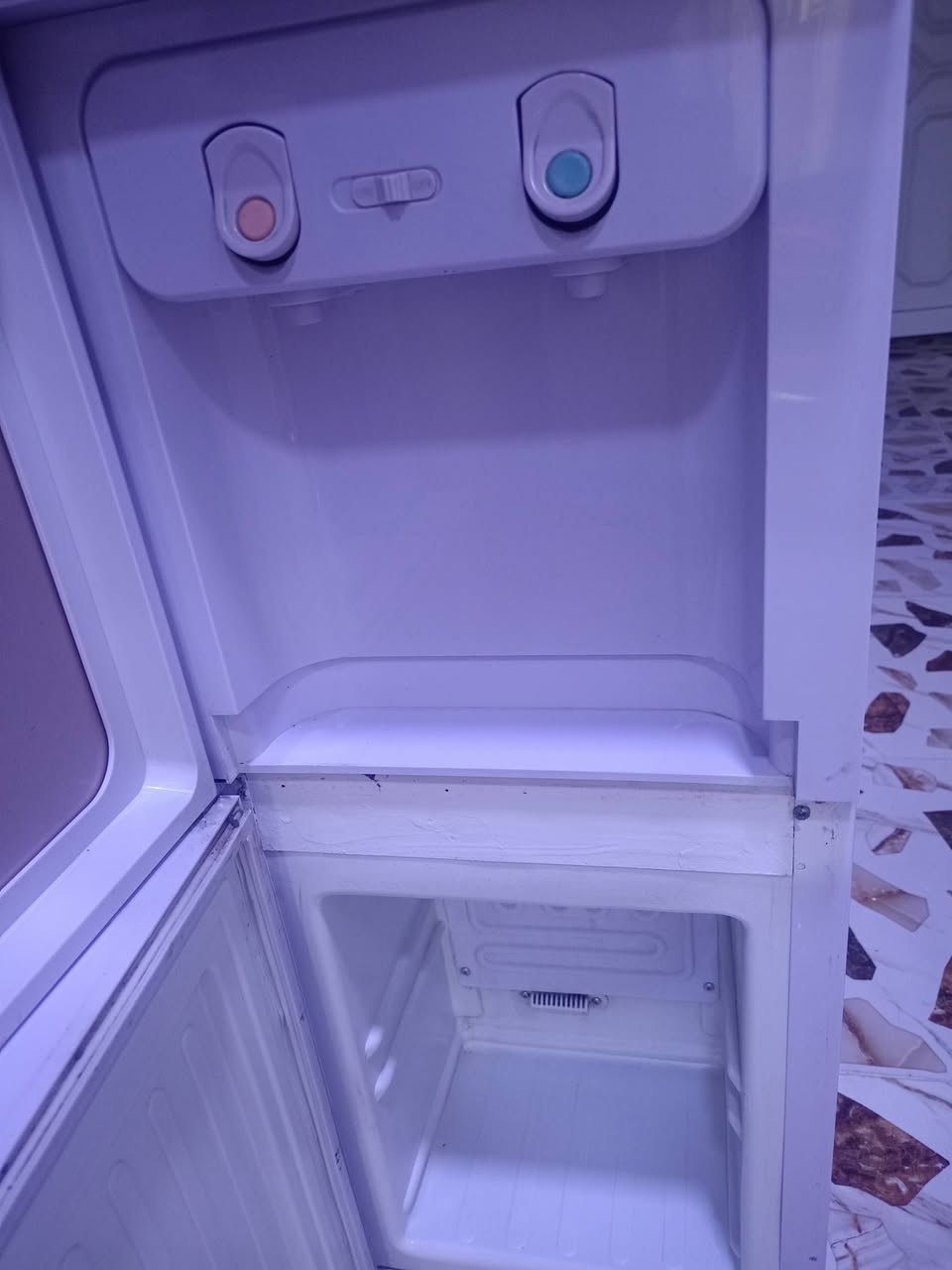 براد للبيع شغال حار.. بارد.. ثلاجة.. ماطور بلادي وضع شركة وغاز بلادي شركة كل عيب مابي نظيف السعر 60 وبي مجال بسيط الشراي يتفظل خاص فقط أو واتساب***********
