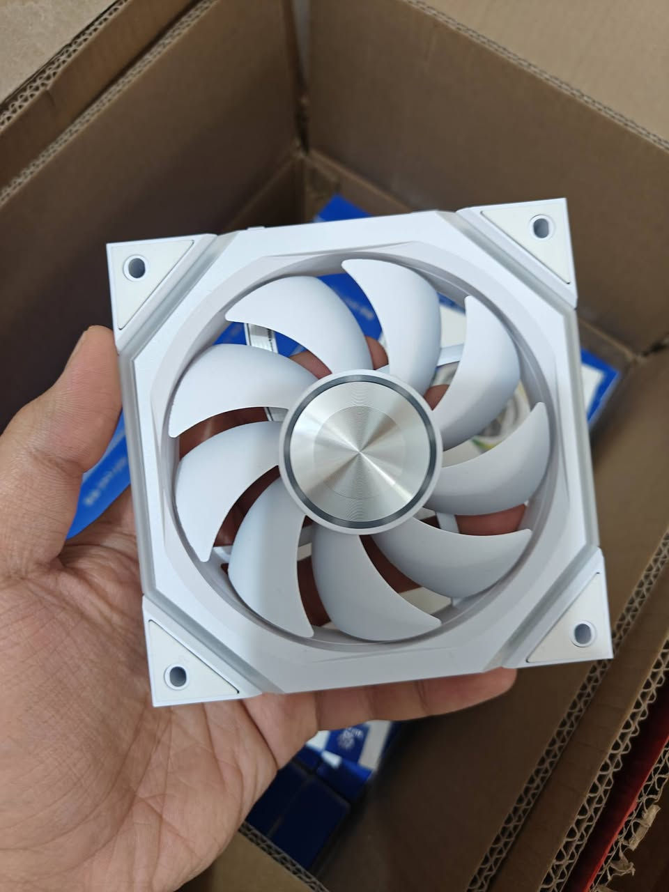 السلام عليكم وتحية طيبة
متوفر مراوح تركيب من Hifrost 
سرعة المروحة 1800RPM 
فول RGB 
متوفر لون أبيض وأسود 
ومتوفر فورورد ورفرز
كل كت 3 مراوح وكيبل واحد
سعر الكت 35 الف


**إذا كنت صاحب هذا الإعلان وتريد حذفه لأي سبب، رجاءا أرسل رسالة إلى الدعم الفني**