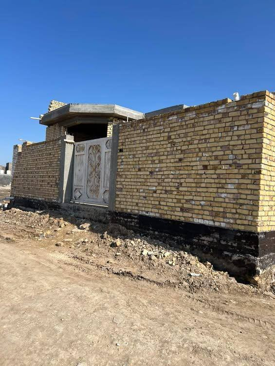 سلام عليكم 
بيت للبيع  منطقه البو حجر ع شارع قريب على مجمع الخير
مساحه 350او400
يتكون البيت من. 
غرفتين 
وصالتين 
مطبخ 
واستقبال 
البيت كامل معايز شي بس لبخ  مسس وجاهز 
للاستفسار الاتصال ع رقم ***********.
