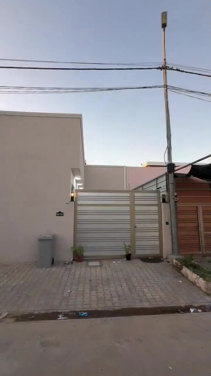🏡#مجمع_الكرار_السكني
 دار للبيع في مجمع الكرار السكني 🏡

📍 موقع مميز جداً مقابل المول وقريب من المدرسة

🔹 المساحة: 160 متر
🔹 طابق واحد
🔹 بناء درجة أولى مع إضافات وتشطيبات راقية جداً
🔹 يباع مع الأثاث بالكامل
🔹 الأثاث درجة أولى وأصلي
🔹 سند حر باسم المشتري

مواصفات الدار:
✅ غرفتان نوم
✅ صالة واسعة
✅ استقبال
✅ مطبخ حار
✅ مطبخ بارد

دار جاهزة للسكن ولا تحتاج أي مصاريف، موقعها ممتاز وخدماتها متكاملة.

📞 للاستفسار والمعاينة
***********

#مجمع_الكرار_السكني #دار_للبيع #عقارات_النجف #بيت_للبيع #استثمار_عقاري #عقارات_العراق
