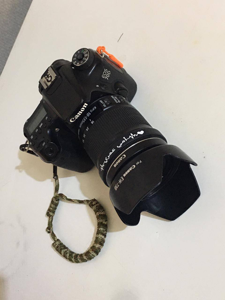 باكيج كامل Canon 70D – نظافة "جيس" وشغل مرتب 📸
لأهل الصنف والمصورين، عندي كاميرة Canon EOS 70D شخصية، الغنية عن التعريف، الكاميرا نظيفة جداً (اخت الجديد) وشغالة 100% بدون أي نقص أو عيب.
المواصفات والملحقات:
البودي (Body): كانون 70D، البودي نظيف كلش ومحافظ عليه.
العدسة: Canon EF-S 18-135mm IS STM – العدسة "الجوكر"، تفيدك بكل شيء (بورتريه، زوم، لاندسكيب) وبيها مانع اهتزاز وفوركس صامت وسريع.
البطارية: الأصلية (LP-E6NH) تعمر وياك وتصمد بالشغل.
الشاحن: الأصلي مال الشركة ويا الكيبل ماله.
الإضافات:
هود (Hood) للعدسة (حماية وشكل احترافي).
حزام يد (Hand Strap) باراكورد شكل مميز وقوة ومتانة.
حقيبة (G-RMA) احترافية، مبطنة ومقسمة من الداخل تحمي الكاميرا والعدسات.
غطاء الحماية للعدسة وللبودي.
السعر خاص .
***********
