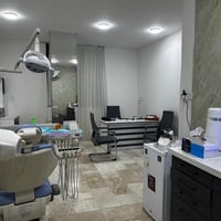 عيادة اسنان للبيع   سبب البيع السفر  جير اسنان  كومبريسر اوتوكليف كلاس...