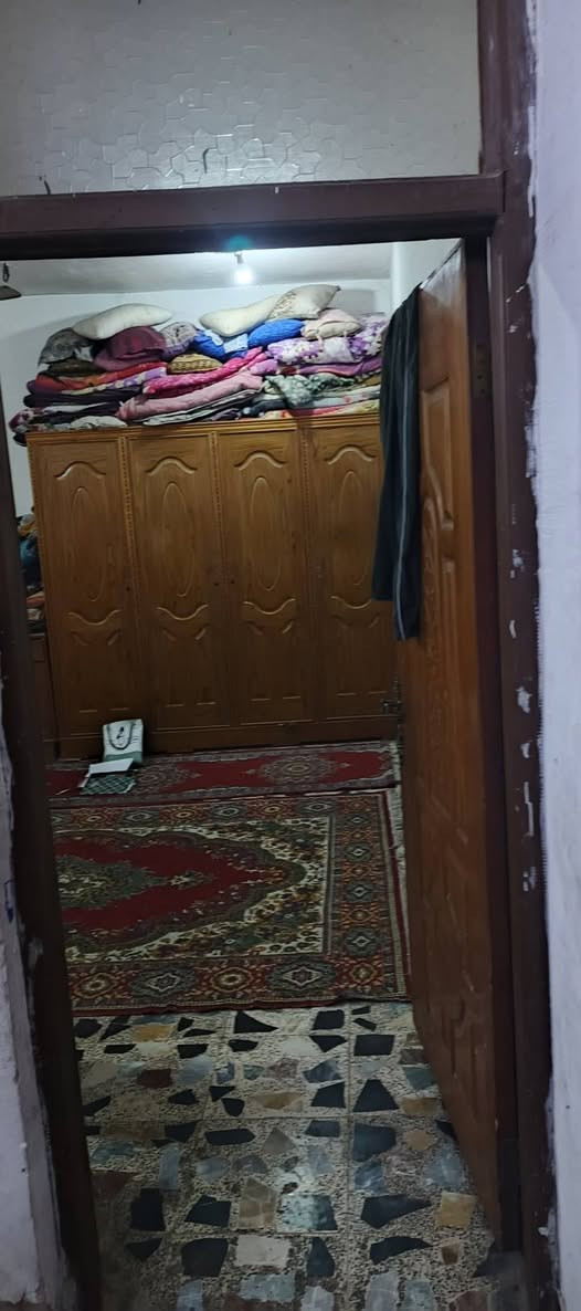 السلام عليكم مشتمل للبيع او مراوس مساحه 100م منطقه المخابرات مقابيل ساحه مقابيل جامع الامام الحسين 
ستقبال+ مطبخ+ غرفه +حمام + صحيات خارجيه 
السعر 80 وبي مجال 
رقم الهاتف ***********
