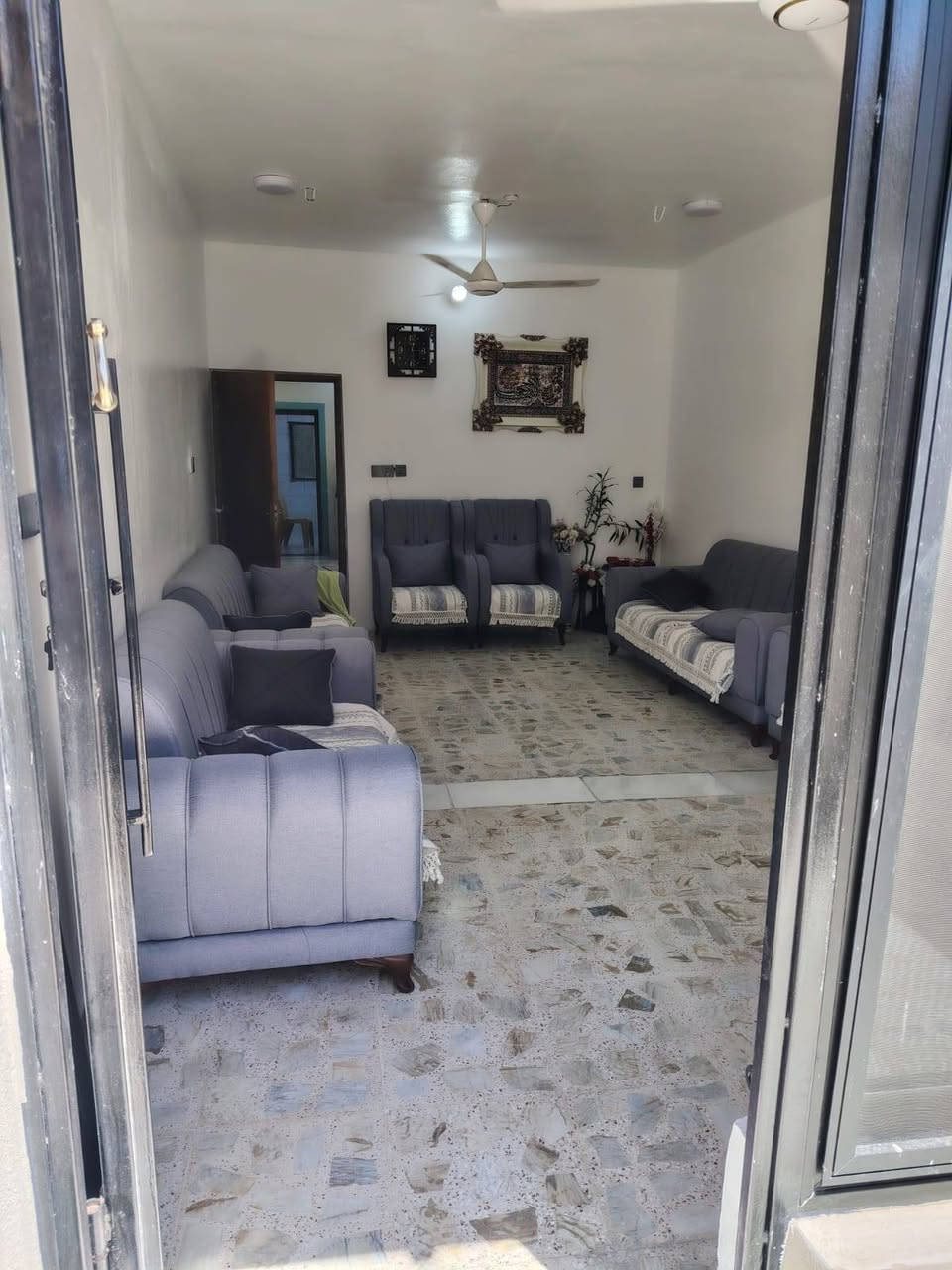 بيت للبيع الشباب قرب محل ابو مخلص وزاهر  مساحته السند ١٧٠ متر طابقين الطابق الأرضي يحتوي صحيات خارجي وهول واستقبال  وغرفة نوم ومطبخين حار وبارد اضافه إلى ترك خلف الدار  ١٢ متر ومنور جانبي ٨٠ سم الطابق الثاني يحتوي على مطبخ وهول داخلي وصحيات وغرفة نوم كبيرة جدا هي بالأصل كانت غرفتين وتم فتحها على بعضها جدار معزول من داخل مع باب داخلي يوصل إلى الطابق الأرضي مع درج خارجي مع الباب مع سطح مطبك شتايكر ملاحظة كل طابق معزول من حيث ماء والكهرباء السعر ١٨٠ مليون وبيه مجال بسيط رقم الهاتف ***********
