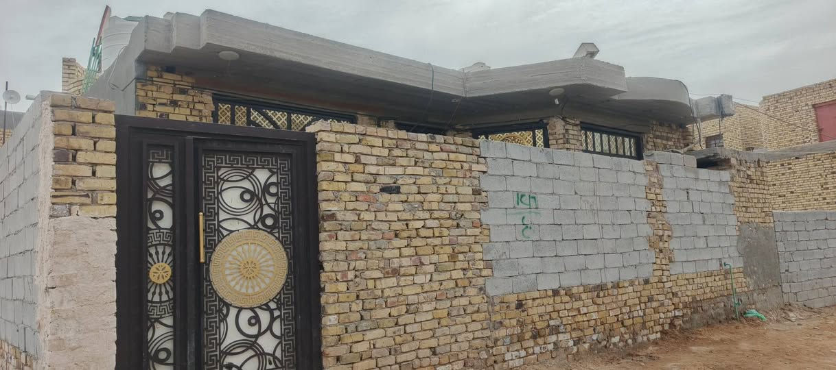 سلام عليكم بيت بحي الجامعه قرب جامع اصحاب الكساء البيت ملبوخ بس سبنت كامل ماء مجاري عله الشارع مربوطه ***********تصل وبيك خير ودلل
