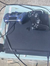 للبيع بلي ستيشن فور 4 نضافه 99/100 السعر خاص  07715853769