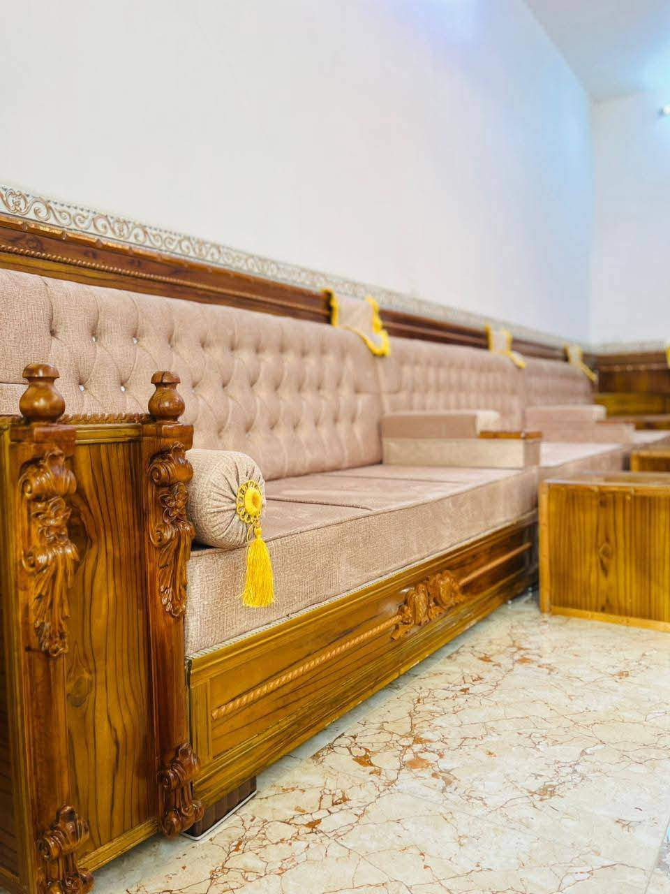 1..سعر متر ديوان #الصاج 175/ نشتغل قسط بدون تحميل 
2..سعر متر ديوان #المودرن 100 
 *********** واتساب يقدم معرض بيت الزان  لزبائنه الكرام أحدث موديلاته من الدواويين  الصاج و الملكيه والمودرن  بمواصفات راقيه
 مع ظمان حقيقي لمدة 20 سنه من تاريخ الاستلام  مع طابوريه وكوشات
ملاحظه:: نعمل حسب طلب الزبون من تغيير لون القماش وحسب القياسات الزبون ولدينه كادر يذهب لمنزل الزبون لاخذ القياسات
