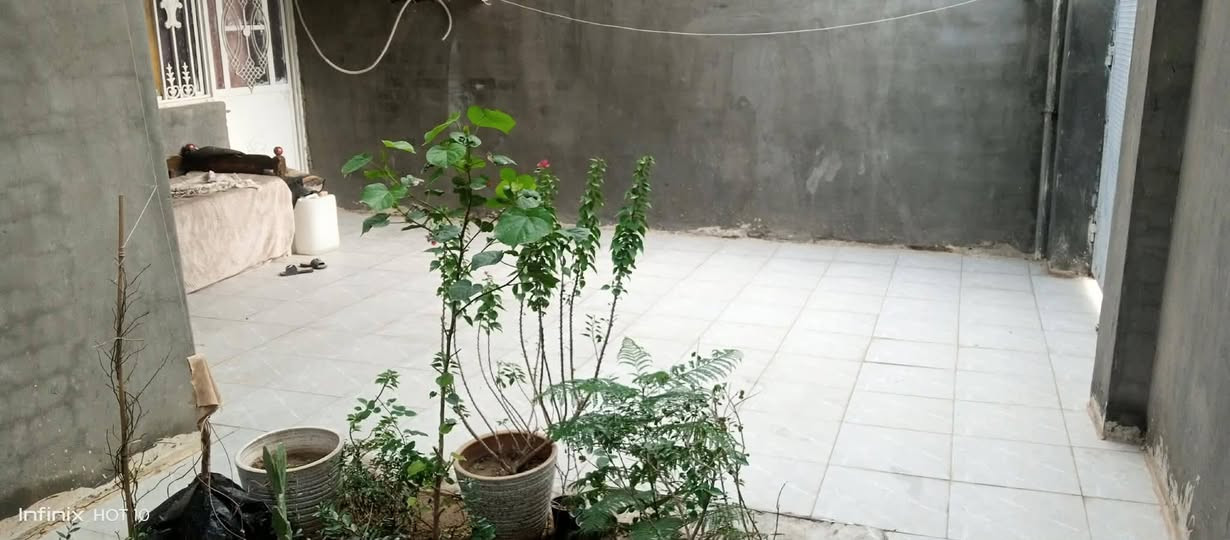 السلام عليكم 
دار للبيع المساحة ٢٠٠ م بمربع ال ١٢ الف شارع الطليبات طابو صرف رقمها ١٢٦٤٥
مبني منها ١٥٠م و باقي ٥٠م كما موضح بالصور 
***********
