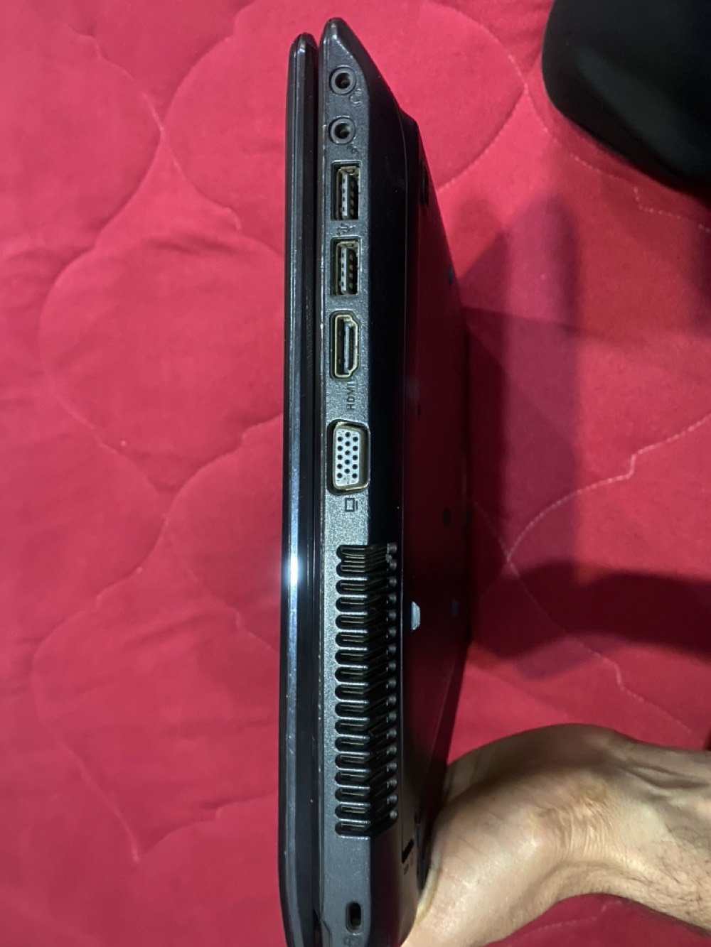 لابتوب اسوز للبيع 
معالج كواري 5 الجيل الرابع
رام 4 كيكا 
هارد 512 HHD 
كرت شاشة داخلي من انتل 
الابتوب يحتاج بطارية والشريط الشاشة واضح بالصور 
مكاني بغداد مدينة الصدر 
رقمي *********** 
سعره ٨٠ الف عراقي وبي مجال 