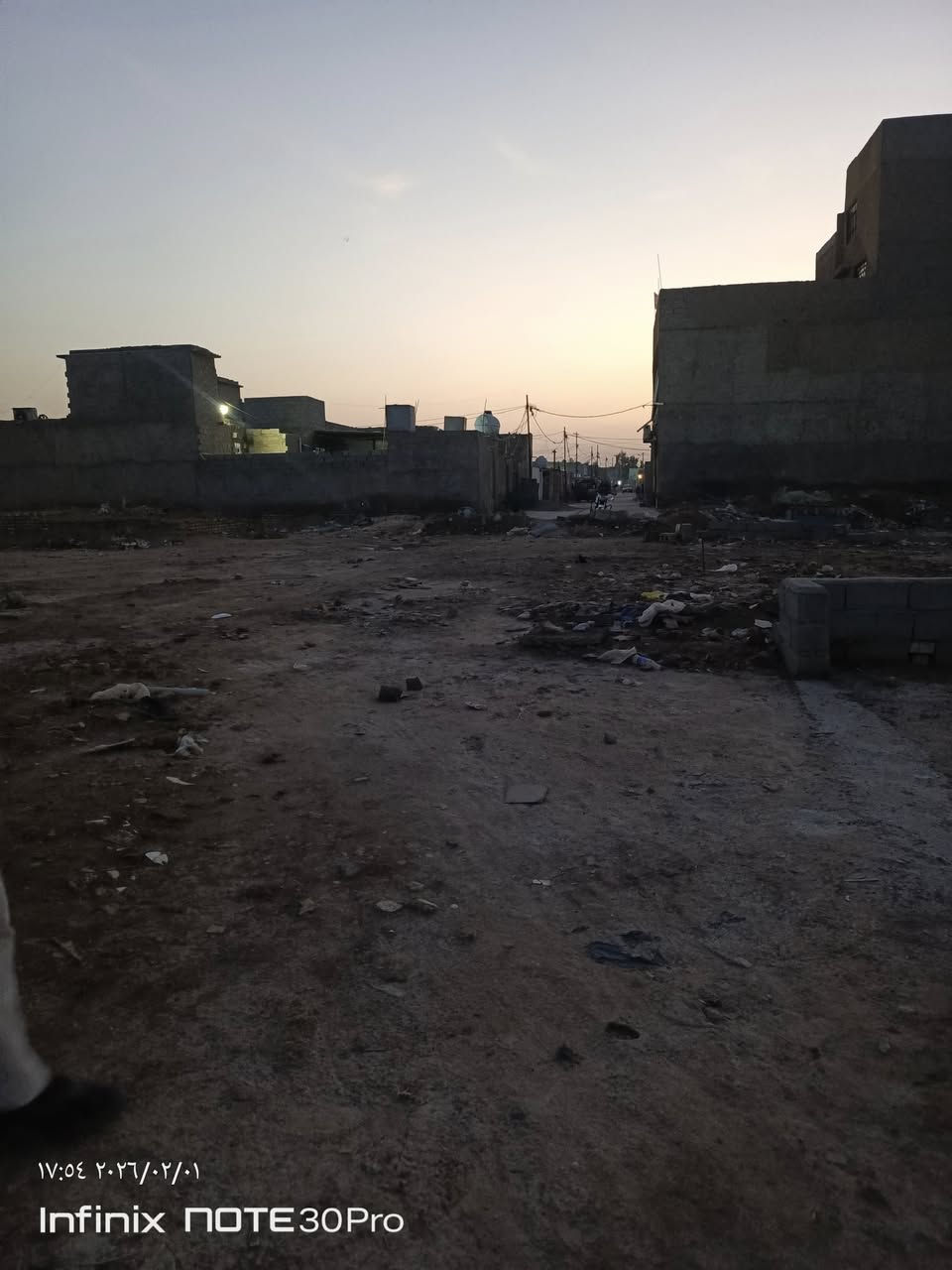 سلام عليكم كاع للبيع مساحه ١٠٠متر واجه ٥ نزال ٢٠ مكانها سبع قصور تعبر السوك مسافه شارع أبو كاضم الغراوي سعرها ب ١٤ وبيها مجال لشراي وهاذ رقمي *********** بي واتساب
