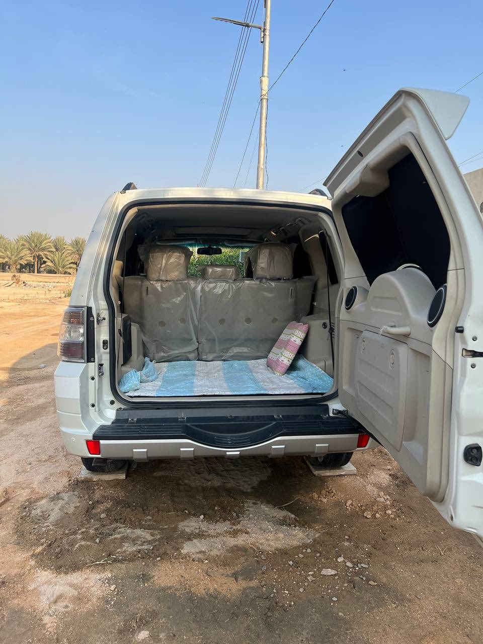 السلام عليكم 
 باجيرو 2015  حبتور فول مواصفات للاخير السيارة جديدة وجاهزة من كلشي وبيها هواي اضافات 
لايت زنون 
 شاشة
  كامرة خلفية
 تحكمات ستيرن
 كشنات جلد كهربائية 
مكينة 3500 المرغوب مكفولة كفاله عامه من كلشي كير ومكينة وحدادية ( ما عدا بارد ع كد اصبع جوه قبق البانزين اثر رصعة فقط و السونار موجود وانت تاخذ سونار وين ما تريد )
اما الباقي كفالة عامة رقم بغداد بأسمي شخصيا ماشية 104 الف حقيقي السيارة جديده وما متعوبة ابد يعني انضف من هواي موديلات حديثة مكان السيارة 
كربلاء - طويريج   
للاستفسار اكثر ‭٠٧٧٠  ٣٦٩  ٩٤٧٨‬
