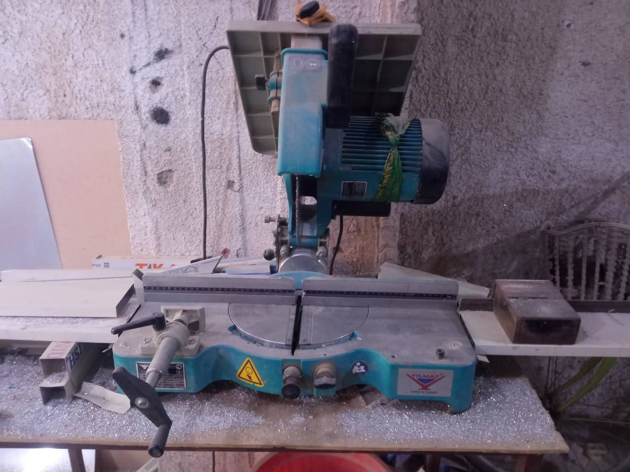 معواجه مترين و 10  وطبر   وكتر يلمز  مع تسكاه. وميز الكتر للبيع متواجد وتساب *********** العنوان حله بكرلي قرب النفق
