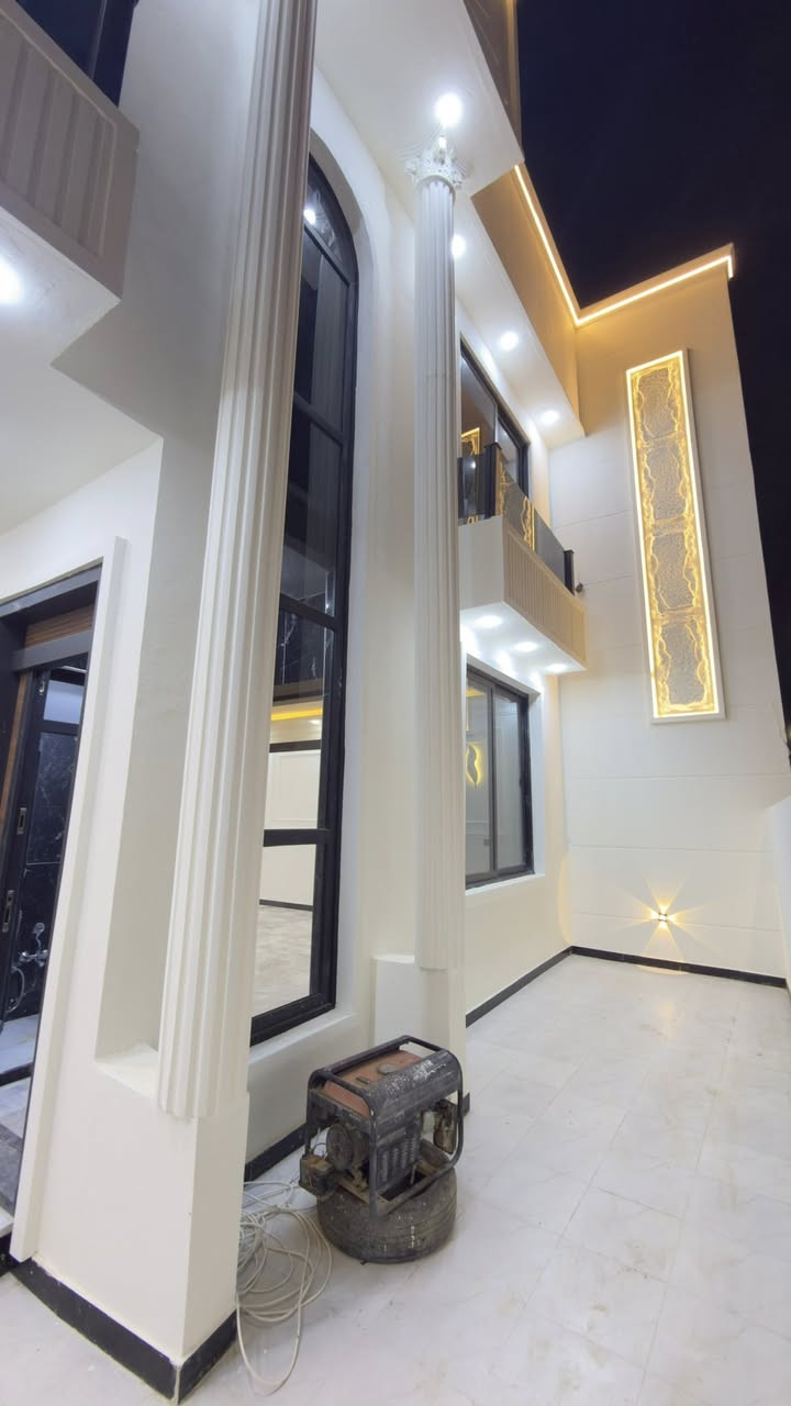 #الدار_ للبيع
#الموقع حي الجامعة – قرب شارع 20 التجاري – مقابيل المنتزه

📐 المساحة: 200 م
🏢 طابقين – بناء جديد
📏 واجهة 10 م × نزال 20 م

✨4غرف نوم مريحة
✨صالتان فخمة بتصميم عصري
✨غرفة استقبال +مدخل
✨مطبخ حديث بتجهيز كامل
✨كراج سيارة
✨3مجموعات صحية

🏗️ مواصفات بناء عالية الجودة:
▪️ أساسات كونكريت مسلح (رفت) + سقف كونكريت
▪️ بناء طابوق 9 إنج
▪️ حديقه وشالات داخليه
▪️ شبابيك وأبواب ألمنيوم تركي PVC عازل
▪️ أرضيات مرمر تركي فاخر للطابق الأراضي 
▪️ أرضيات بورسلين للطابق الثاني
▪️ أبواب خشب تركي أصلية + أبواب قاصة
▪️ جبس بورد نقشات مغربية مع سحبات 
▪️ منظومة كاميرات مراقبة حديثة
▪️ منظومة غاز متكاملة
▪️ خط مولد كهرباء
▪️ ماطور ماء + خزان ماء+سخان ماء
▪️ صحيات ومغاسل حديثة
▪️ سيراميك لوح مطبخ صحيات

💎 مميزات العقار:
✔️ بناء حديث – غير مسكون
✔️ تشطيب موديل عصري
✔️ موقع ممتاز 
✔️ جاهز للسكن الفوري

للاستفسار اتصال على رقم صاحب الدار 

‭ ‭0784 520 0550‬
