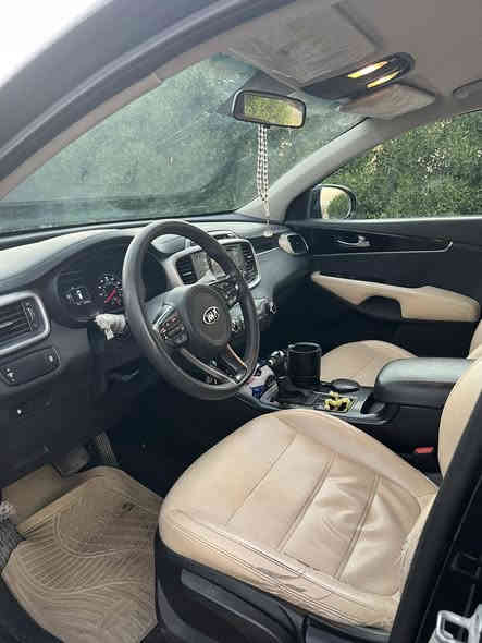 السلام عليكم
سورنتو موديل 2016 وارد امريكي شكل  ال 19 لون اسود داخل بيج مطعم بأسود مكينة 4 سلندر 2400 ماشية 129 ميل رقم مثنى بأسمي 3 انظمة قيادة اشاير بالمري كامرة خلفية والمواصفات مالت السورنتو العادية المعروفة.ضربتها جاملغ الايسر وبنيد مصلح. السعر 155 وبيها مجال للشراي وهذا رقمي ***********
