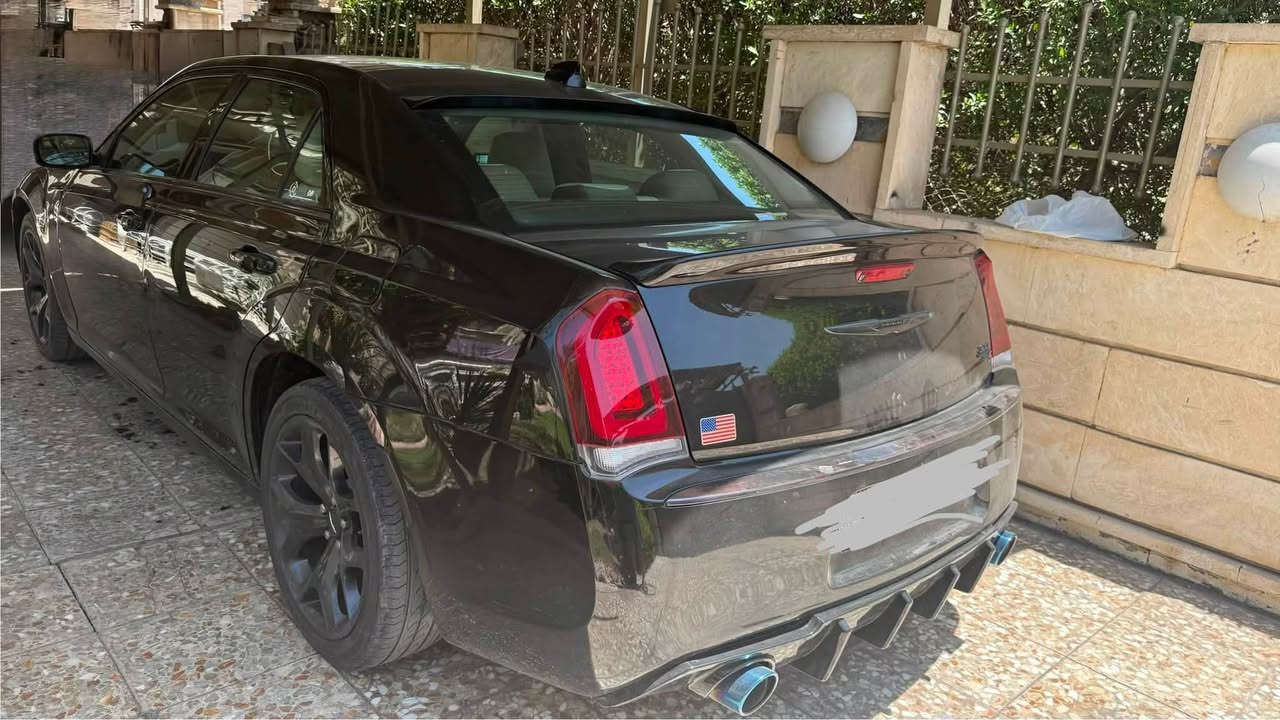 كرايسلر 300 (أوباما) 2021
محرك 3.6 لتر V6
دفع خلفي RWD
ماشية 100 ألف كم

المواصفات:
• داخلية سوداء
• مقاعد جلد فاخرة
• كرسي السائق كهربائي 8 وضعيات
• مقود جلد متعدد الوظائف
• مسند يد أمامي وخلفي
• فتحات تكييف خلفية
• إضاءة داخلية LED
• شاشة 8.4 إنج Uconnect
• Apple CarPlay
• Android Auto
• Bluetooth
• USB
• نظام صوت 6 سماعات
• شاشة معلومات بين العدادات
• تشغيل بصمة
• دخول ذكي بدون مفتاح
• مثبت سرعة
• كاميرا خلفية
• نظام ABS
• نظام الثبات الإلكتروني ESP
• Traction Control
• مراقبة ضغط الإطارات
• Hill Start Assist
• مصابيح LED نهارية

السعر: 22,500$

رقم الشاصي:
2C3CCAAG4MH516146

العنوان:
بغداد - السيدية

للاستفسار:
***********
