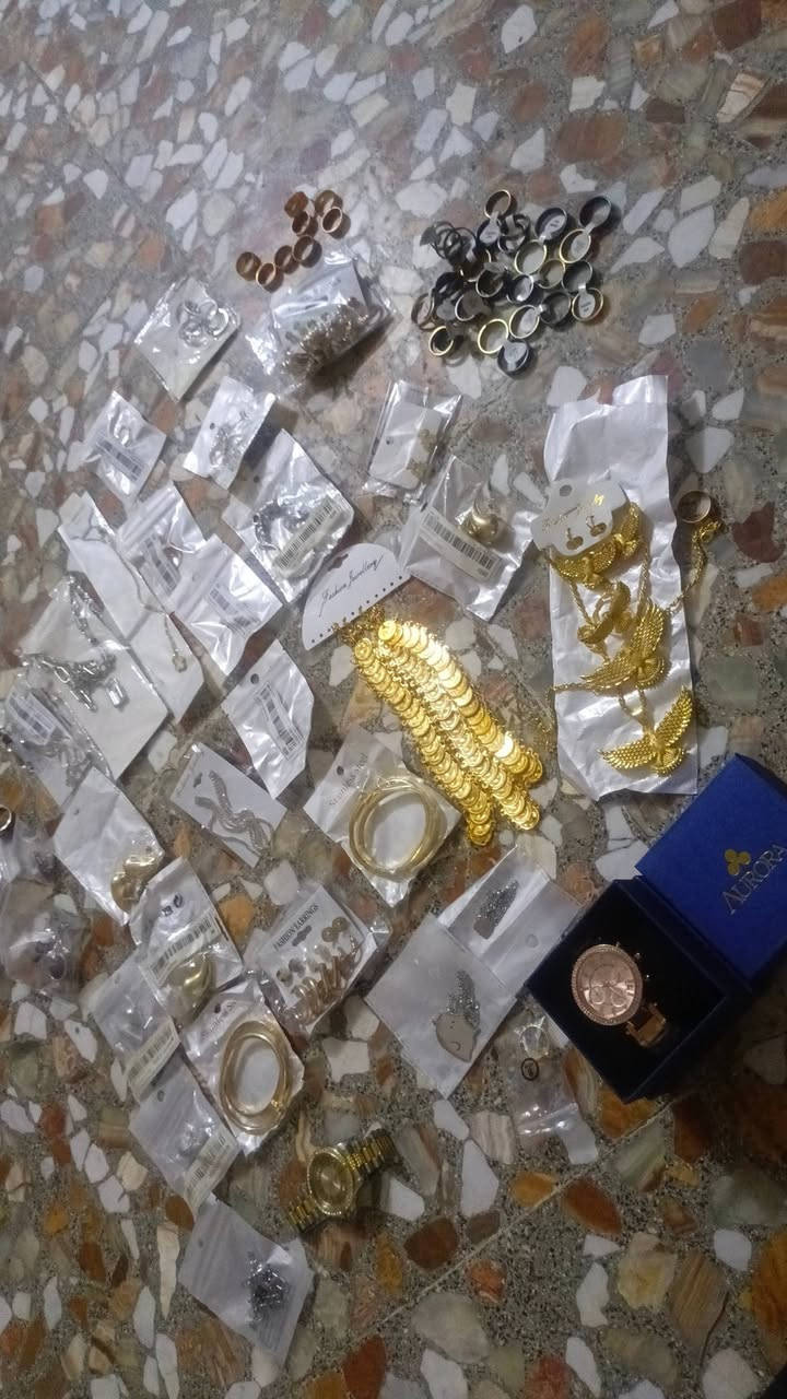 انطي سعر واخذ
شلعه اكسسوارت 59قطعه من ضمنهن طقم النسر محسوب عليكم قطعه واساور فان كليف وبسمار كذالك مسحوبه قطعه وساعه ماركه واسوار ومحبس مختومات


**إذا كنت صاحب هذا الإعلان وتريد حذفه لأي سبب، رجاءا أرسل رسالة إلى الدعم الفني**