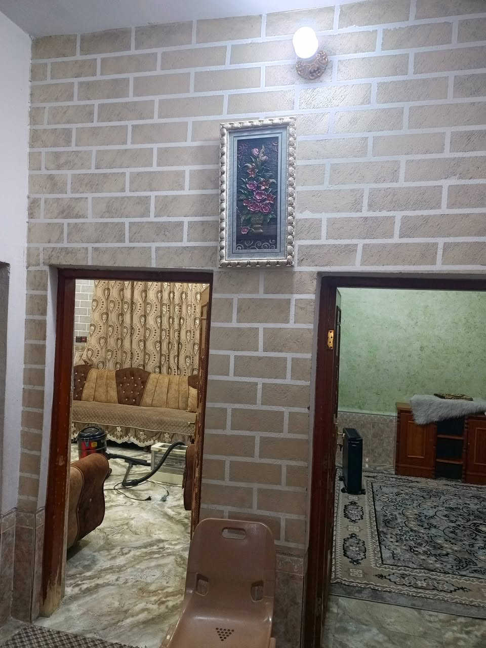 السلام عليكم للبيع بيت المساحه500مترمع محلات مع حديقه مساحة الحديقه180متر بناء طابوق ركن على شارعين جنس الارض طابو زراعي سند 25 خدمات كامله تبليط ماء اساله كهرباء الموقع ديالى بعقوبه قرب جسر خرنابات  يبعد عن مركز المدينة خمس دقائق السعر 125وقابل للتفاوض ***********
