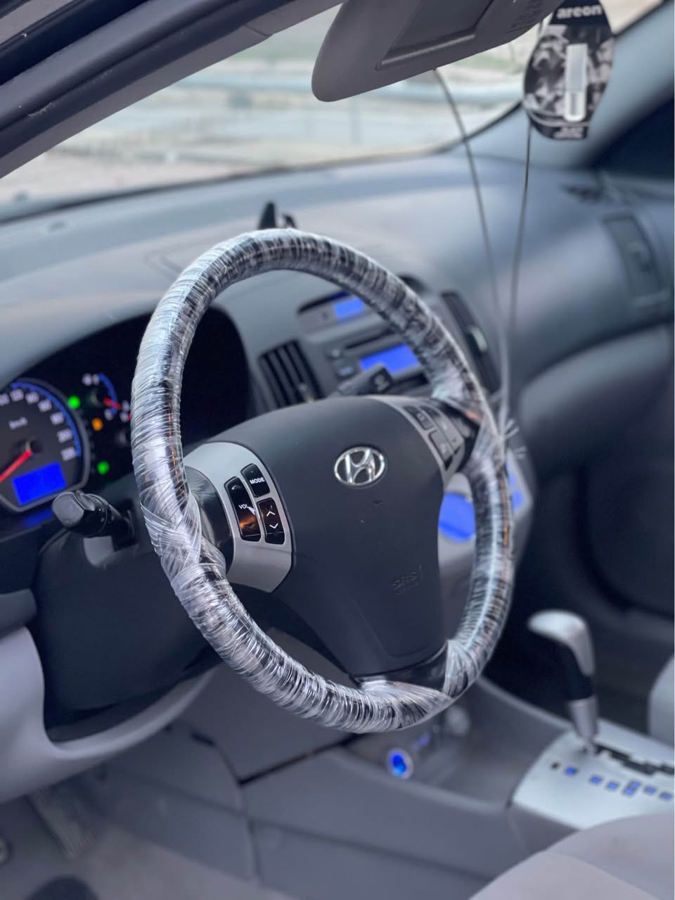 ئاڤانتی ٢٠٠٧ سەیارەکە زۆر تازە ماوەتەوە کوشن هیتەر ٤ تایەو ویلی لۆک لۆکی لەسەرە شوێن بڕاوەکەی دوراوەتەوە کامل تەقە و ڕەقە و گێڕ و مەکینە و کارەبای و تەبریدی گەرم و سارد بەشەرتی فیتەر هەموو گیانی لەسەر بیلادی ماوەتەوە
شوێن سلێمانی
*********** السليمانية, العراق
