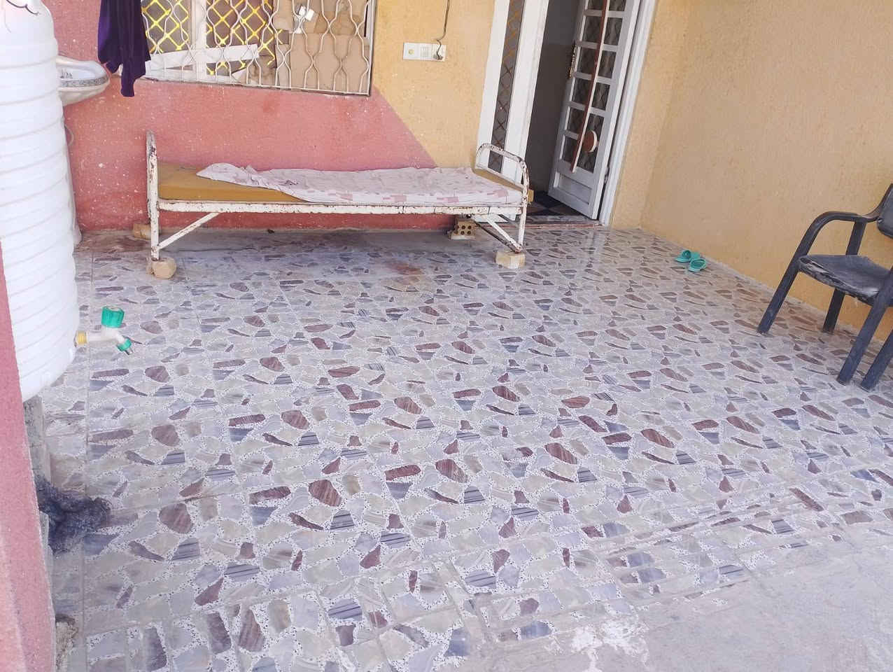 سلام عليكم عندي ارض للبيع  بيه بيت مساحه الارض 650 متر يتكون البيت من غرفتين نوم وصاله ومطبخ وصحيات البيت كامل مكمل ارضيه بورسلين وصقوف ثانويه البيت عكاده حلو مرتب السعر 75وبي مجال قليل العنوان كربلاء شارع بغداد يم عامود 337قرب مجمع الكليني الاتصال على هذا الرقم *********** علما المنطقه سكنيه وكافه الخدمات موجوده  ملاحضه اتصل مامتواجد على النت
