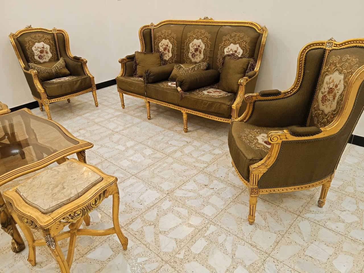 السلام عليكم تخم زان مصري مقعد 10 زائد طبلات كبيره واثنين وسطيات النظافه جيده المكان بغداد تواصل على هذا الرقم واتساب اتصال ***********
