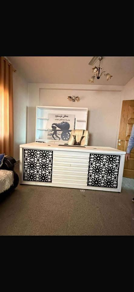 قوفڵی ٢٥٠هەزارە دیناری کەمی نیه یەک مانگ بەکارهاتووە ماشاللە سفرە هیشتا عەلاگەکانی پێوەیە
کورسیەکی عەسلی توبی دەرەجەیەک
میزەکەی پیش+کەنتۆرەکەی دواوە ٤دەرگاشی هەیە لەخوارەوە لەگەڵ ئەو رەفانە زۆر توحفەیە
تکایە وەک و برایەک ئەوە کۆتا نرخە مەلی بۆمن بەچەن
*********** کورسیەکە هیشتا عەلاگەکەی لی نەکراوەتەوە هەمووی وەک و وایە تازە بیکری 
هەرجیتیش هەیە لێو ئەکرم ***********
