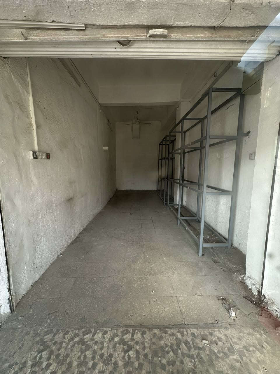 المحل للايجار موقعه حلو اجاره سنوي والجهيه 3 نزال 10 مثل متشوف بالصوره جبير موقع المحل على الشارع العام مكانه مقابيل معرض الرحمن الشارع الرابط بين جسر الام وجسر نادر 
الاستفسار مراسله على الواتساب ‭0770 030 2103‬
