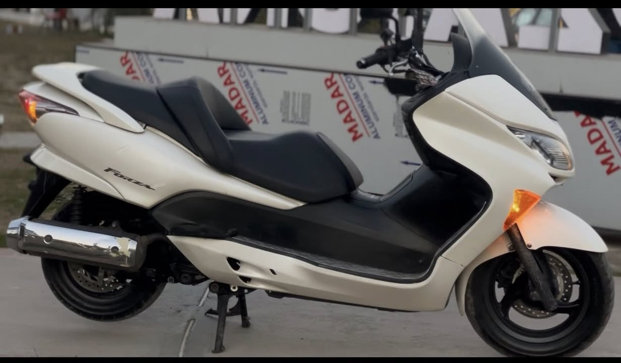 السلام عليكم
دراجه فورزه 08 دبل بصمه عميه لون ابيضّ كرستال بصمه 

جامه طويله حساس ستاند كلوب جنطه تك ريشه 

مكينه سوده ضمان ممفتوح منها برغي كهربائيات كلها شغاله  وتدفئه بليدات والدراجه كلها عل بلادي جيب فيتر وتعال وياك 

ماشيه الدراجه 10 آلاف  يعني بعدها بجيس ما صالي جم يوم من نزلتها من المعرض والدراجة احلى من الصور بألف مره سعرها يخبل مليون و500 وبيها مجال شي قليل  والله بلاش بس صار عندي ضرف ومحتاج ابيعا رقمي *********** مكاني بغداد
