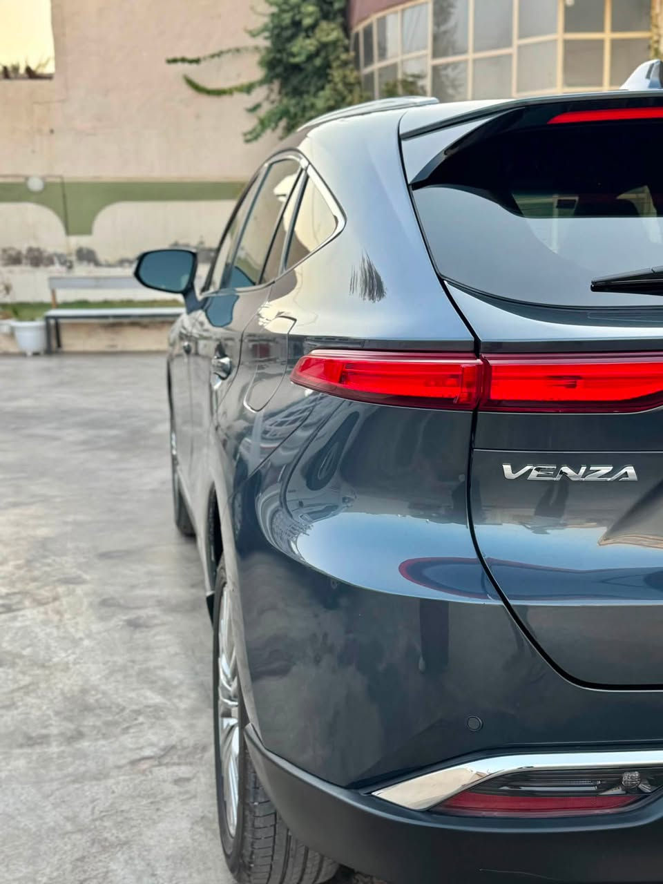 السلام عليكم
‏ TOYOTA VENZA💙
تويوتا - فينزا .. XLE
 محرك 2.500 هايبرد 
ماشية 74km
بصمة 
تحديد مسار 
كاميرا خلفية 
رادار امامي 
حساسات 
داخل اسود 
كشنات جلد 
كشن سائق كهرباء 
كشن سكن كهرباء 
 المقاعد تدفئة  تبريد 
⚠️ (الأضرار)
بنيد بارد محدد - باب السائق بارد محدد - باب خلف السائق صبغ .
بدون شواصي✅ 
 بدون دواخل ✅
صور الضرر داخل المنشور 
رقم الشاصي JTEAAAAH6NJ110415
السيارة جديدة طخم تايرات ما تصرف عليه دينار 
السعر  $ 205 وبي مجال 
ملاحظة نقد فقط وبدون مراوس 

للأستفسار أتصل *********** 
ناحية الزاب
