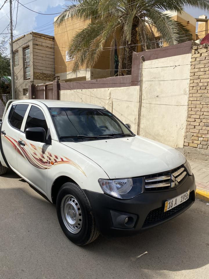 السلام عليكم 
 
بيكب متسوبيشي L200 والسيارة استخدام شخصي مو مال مزاد 

موديل 2007 
محرك كاز اصل الها حصة بكل المحطات  

محرك جديد 
كير بلاد جديد 
تخم تاير جديد 
حدادية نضيفة 
كهربائيات كلها شغالة 
بدون اي نقص 
بك لايتات جدد 
لايتات جدد
شباك نيكل جديد
غرفتها جديدة ومدوشمة فوكاها والأرضية والتنتة هم مغلفات
جام يصعد وينزل 
بم جديد
تاروسة جديدة
سنتر لوك شغال وبيها سويچين 
راديتر ماي جديد 
وراديتر تبريد هم جديد
يعني أنسى الحماوة 
مكفولة من الخياس والتبديل وتصليح الخياس 
بيها رشات صبغ ابيعك صبغ عام 

هية موديل 2007 لازم بيها ملاحظات 

ورقم بابل دولي ومميز وهزة جديدة وسنوية 2029 بأسمي 

*********** اتصال + واتساب
