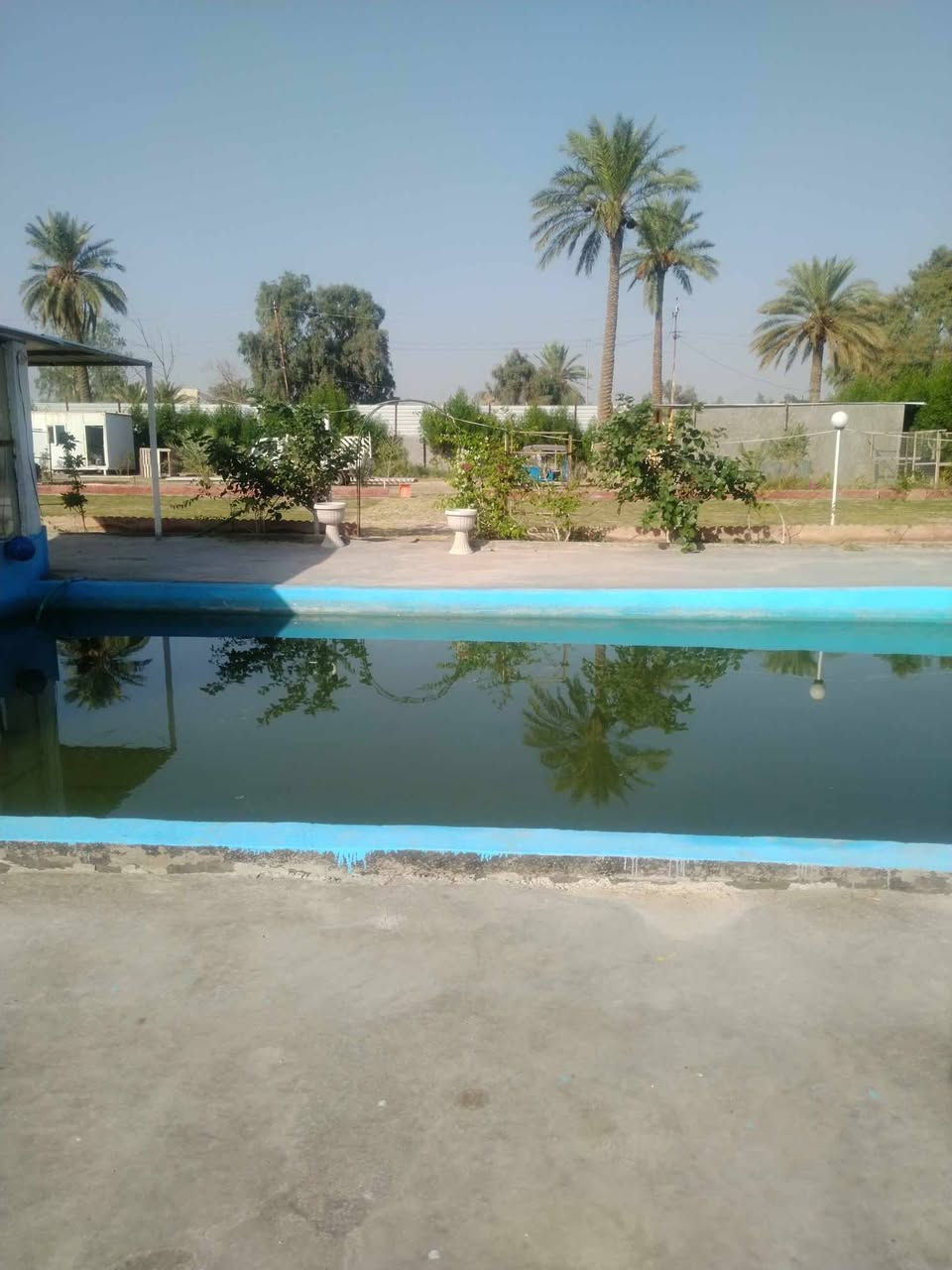 للبيع مزرعه  طابو صرف سند 25بستان تحويل بالطابو  2300متر تحتوي علئ دارين بناء طابوق الاول180 متر طابقين ونصف 6غرف مع ملحقاتها الواجهات والارضيات جميعها مرمر  تركي مع دار ثانيه مساحتها 100مترغرفتين مع صاله وملحقاتها مسيجه بالكامل بلوك والممرات صب رفت المزرعه وجهين  العنوان بغداد الرصافه طريق السياحي تبعد عن حي البتول 10دقائق تبعد عن الشط 300متر  سعرها 425 مليون الاستفسار فقط علئ التلفون***********
