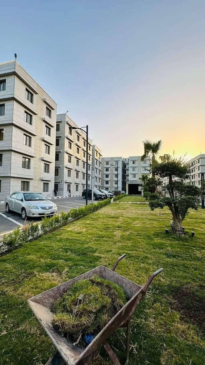 شقة للبيع في مجمع الزهراء السكني  الزعفرانية مساحة الشقة ١٦٠ تحتوي على صالة ٣ غرف نوم حمامين + بلكونة + مطبخ للتواصل ***********
