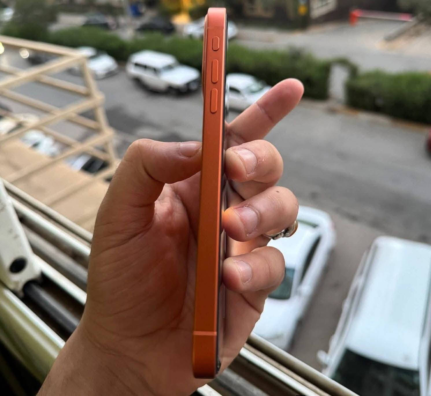 أيفون محور 17 برو تحوير شركه
ذاكره 128 گيگه البطاريه 100% مبدله 
جهاز كله شغال بس بصمه وجه ما ياخذ 
تحوير شركه دكمه هزاز فلاش كله مضبوط تحوير بلادي 
السعر 155 الف  
شراي اتصل على الرقم او واتس اب 

***********
