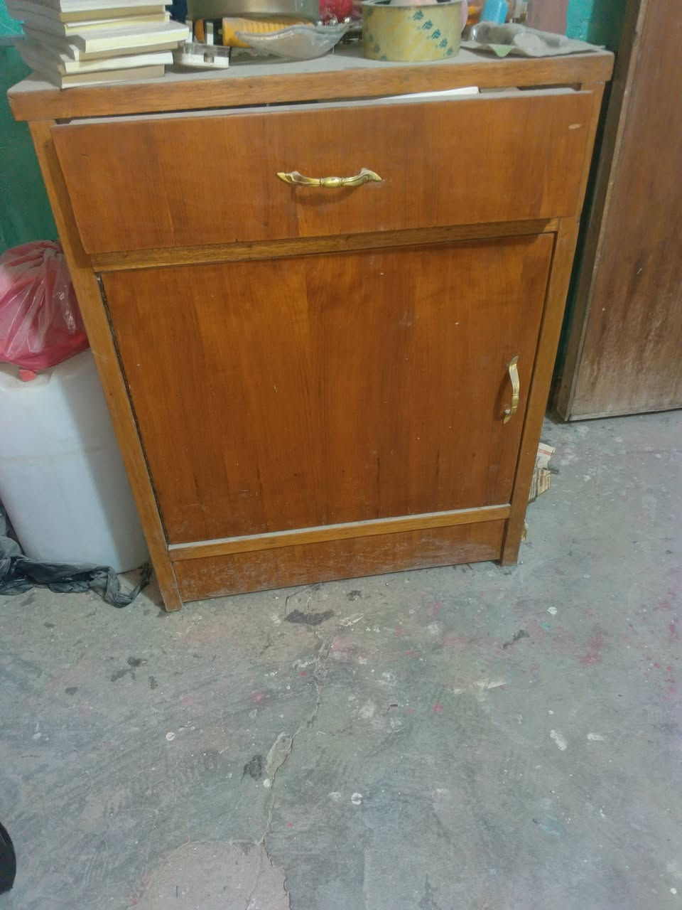 السلام عليكم ورحمة الله وبركاته غرفه اخت الجديده ست بيبان ما مستعمله بس متروكه ومابيها اي ضرر وكبالك الغرفة موضحه بالصور وكلش نضيفه 350الف مكاني بغداد الحريه الدور 
رقم *********** وبي واتساب 
ومازنجر موجود
