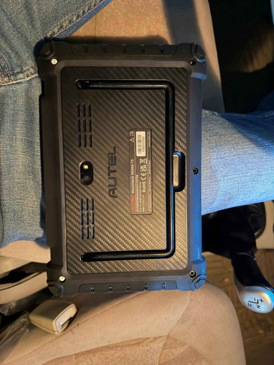 السلام عليكم 
اخوان عدي هذا جهاز فحص اعطال سيارات من شركه AUTEL MX900TS وبرمجه كافه انواع السيارات وبرمجه حساس الاطارات هم 
وبي تحديث مجاني مدت سنتين وجهاز نضيف استعماله قليل للشراي اتصال ***********
