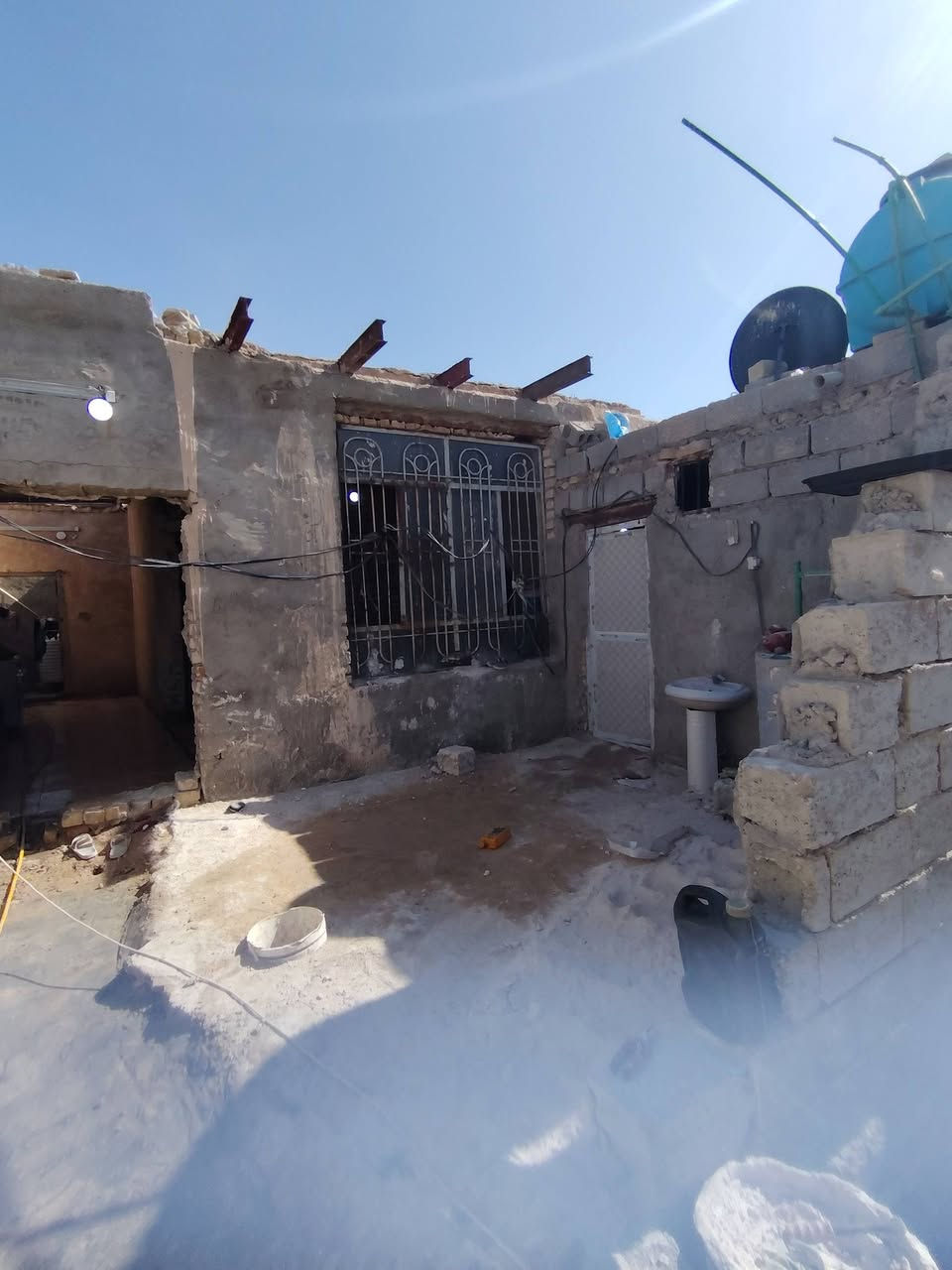 سلام عليكم بيت للبيع مساحه ٢٢٥م  مكانه شارع كربله عمود ١٢٥ طريق ياعلي يبعد عن شارع كربلاء ٨٠٠ متر تبليط للباب  مشمول بقرار ٣٢٠  طابو  ٣٥ سعر ٢٠ وبي مجال ***********
