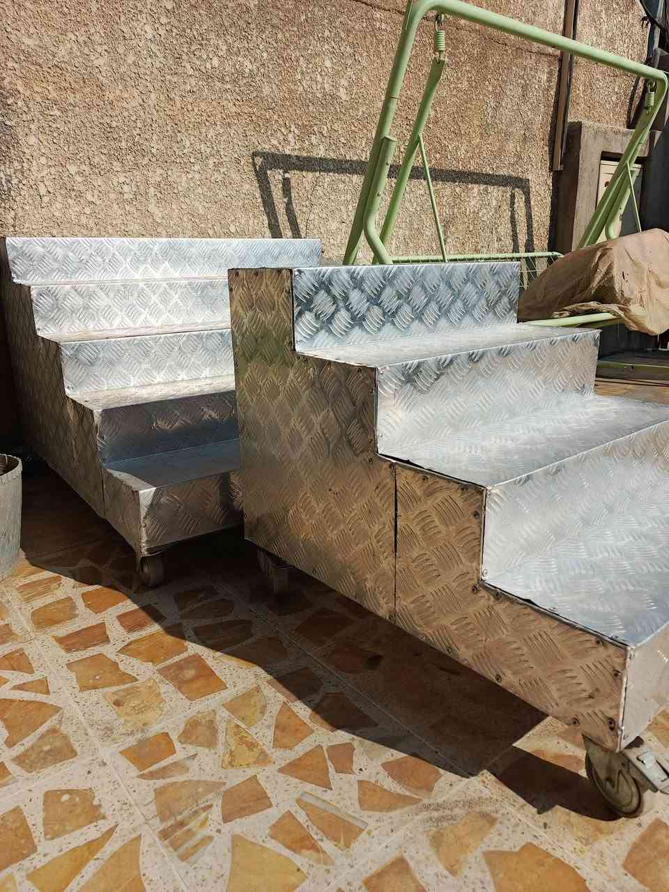 للبيع مدرج عرض ٤ و٥ بايات النوع حديد مغلف المنيوم مع تايرات حجم كبير تحتوي ع قفل جديده استعمال قليل جدا
القياسات كالاتي
الصغيرة العرض 70 والارتفاع 73 عدد البايات 4
الكبيرة عرض 120 ارتفاع 82 البايات 5
السعر للاثنين 250 مع مجال بسيط 
للشراء الاتصال على الرقم ***********
