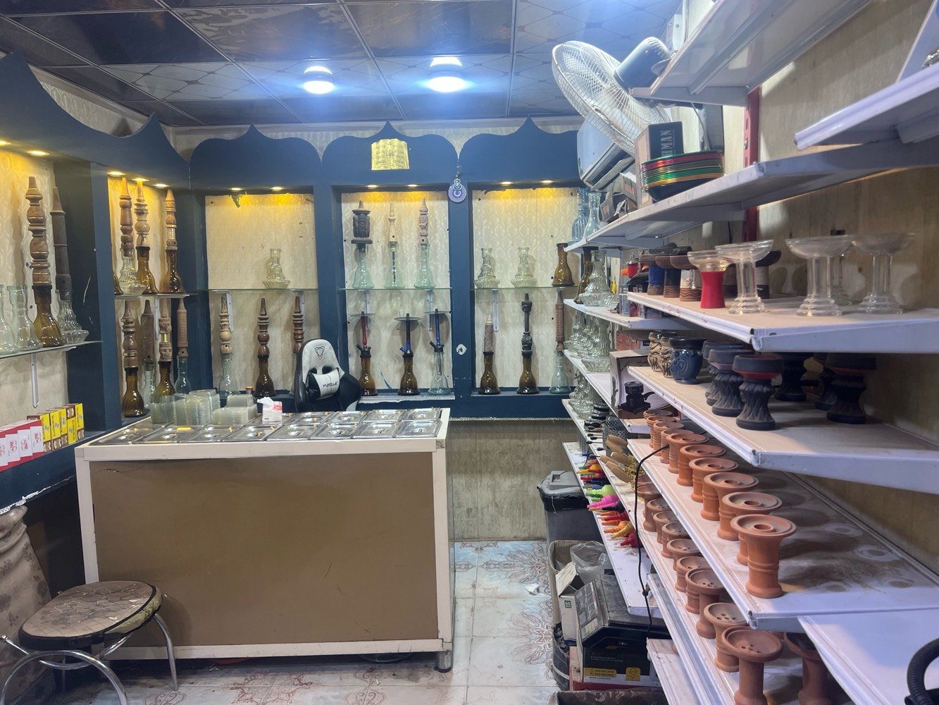 السلام عليكم محل اراكيل للبيع عنوان المحل شارع الميلاد مزرعه سيد علي صارلي ٥ سنوات مفتح بي السعر ٣ ملايين ونص رقمي ***********
الغراض البي 
قطعه خارجيه 
باب حديد سلايت 
جام خانه 
سبلت ٢ طن
ميز معسلات كامل مع الفاترينات مال المعسل 
كرسي كيمنك
مبرده ارضيه 
ديكور جبسن بورد مع اضائه لدات 
رفوف جام داخل الجبسن بورد 
ستاند مع رفوف كامل علا الجام خانه 
ستاندات + رفوف  +حمالات
بي بضاعه ومعسلات خبط واراكيل خشب والماني + حجرات+ هيترات + شيش + جميع المستلزمات 
وهواي غراض بعد بي
ساحبله ماي + بي خط مولده ٣ امبيرات 
المحل جاهز
للتواصل . ***********
