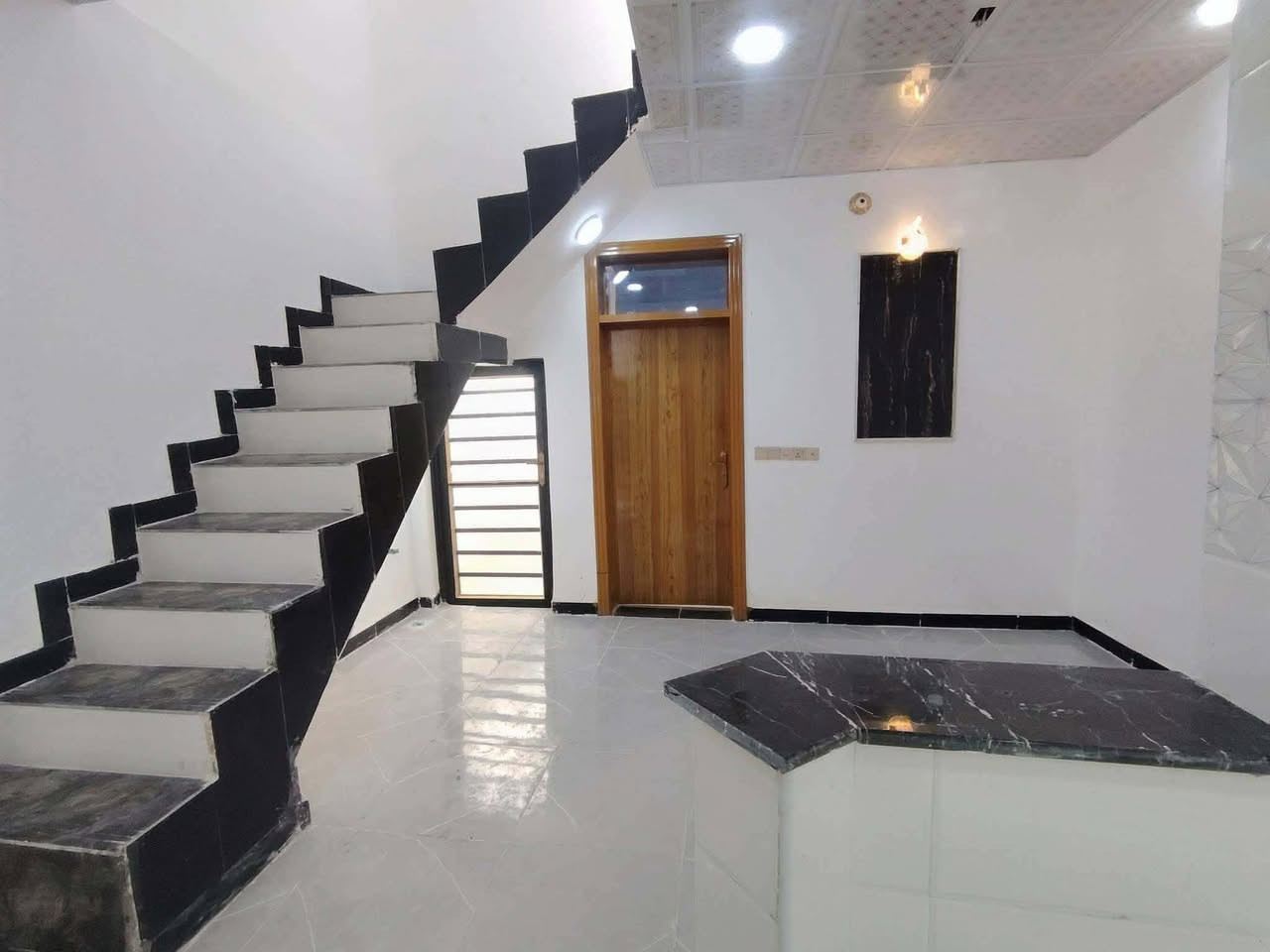 🏡دار للبيع🏡
المساحة: 50 متر
✅ #طابو_زراعي_سند_25_أقرار_محكمه
السعر: 21 مليون  (مع المجال)
الموقع: النجف شارع الصب عمود 317

مواصفات البناء: 
 غرفة/ صالة معزولة/مطبخ معزول/ صحيات داخليه / وخارجية / مكشوفة
بناء مرتب (أساس + سقف كونكريت + طابوك)
أرضية بورسلين أبو الـ 60

الخدمات
ماء كهرباء مدارس سوق تبليط مولد

للاستفسار  والاتصال:***********‬‏
