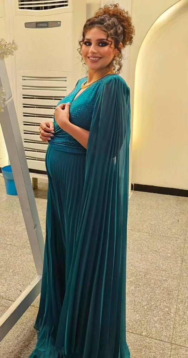 بنات، عندي كم قطعة للبيع بحالة ممتازة ✨
👗 الفستان الأزرق

* ملبوس مرة وحدة فقط.
* تصميم خاص من سارة الأميرة.
* القياس: M/L.
* سعره الأصلي: 500 ألف.
* سعر البيع: 200 ألف (بيه مجال بسيط).

🌸 الفستان الوردي

* ملبوس مرة وحدة.
* تصميم من صفحة معروفة (موجود فيديو إلها).
* سعره الأصلي: 110 ألف.
* سعر البيع: 60 ألف.

🤍 الجامبسوت الأبيض(الي بالصوره الأخضر اني الي عندي الأبيض نفس موديل طبق الأصل )

* من ميمو.
* القياس: M ويلبس L أيضًا.
* ملبوس مرة وحدة فقط.
* سعره الأصلي: 225 ألف.
* سعر البيع: 150 ألف.

📩


**إذا كنت صاحب هذا الإعلان وتريد حذفه لأي سبب، رجاءا أرسل رسالة إلى الدعم الفني**