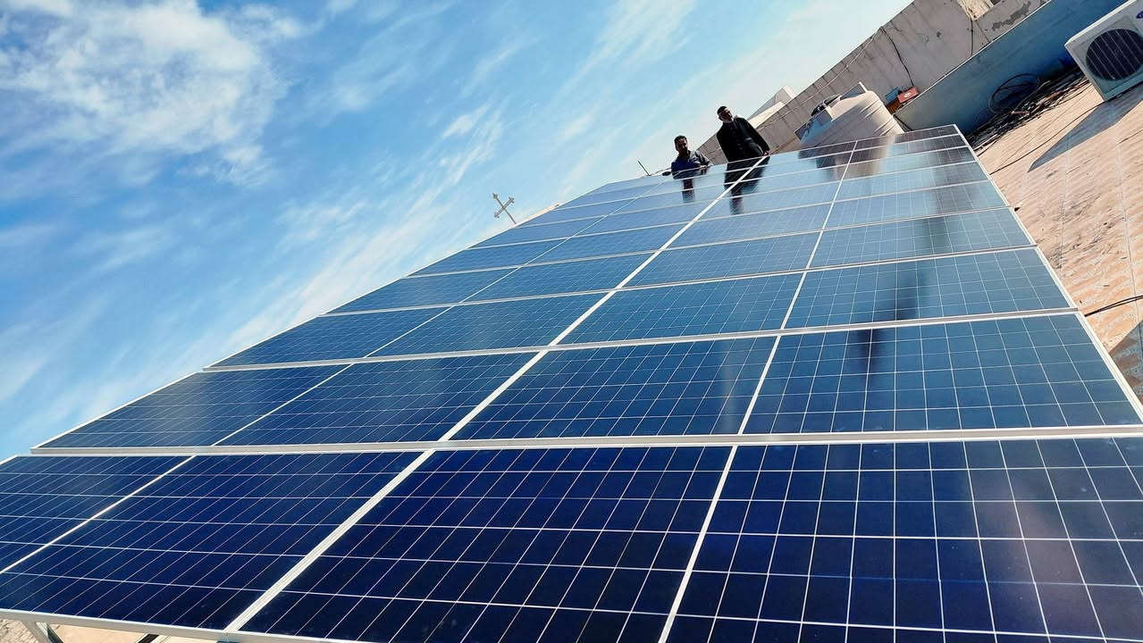 🔋 إنجاز جديد لمكتب روژ للطاقة الشمسية في #بحزاني 
🗓️ الاثنين22_12_2025
بفضل الله وبدعمكم المستمر، يسرّ مكتب روژ للطاقة الشمسية أن يعلن إكمال مشروع تحويل منزل الخوري جابر بنياميل كاهن كنيسة ماركوركيس في بحزاني  إلى منظومة طاقة شمسية متكاملة توفر كهرباء مستقرة على مدار الساعة 🌞، مع نظام تشغيل وإدارة كامل عن بُعد.
🚀 مواصفات المنظومة المنجزة:
🔸 ألواح شمسية 645واط × 18 – ضمان 15 سنة – شركة لونجي نانو سيراميك
🔸 بطاريات ليثيوم 15 كيلوواط × 2 بسعة 600 أمبير – ضمان 5 سنوات – شركة EVE – أكثر من 8000 دورة شحن
🔸 إنفرتر 12000 كيلوواط – قطعة واحدة – شركة Allolla – ضمان 3 سنوات
🔸 قدرة تشغيل مستمرة:
    • نهاريًا: 40 أمبير
    • ليليًا: 30 أمبير
🔋 استغناء تام عن المولدة
يأتي هذا الإنجاز ليؤكد التزام مكتب روژ للطاقة الشمسية بتوفير حلول طاقة متجددة موثوقة وآمنة تلائم المنازل والمشاريع التجارية على مدار الساعة، مع أعلى مستويات الجودة.
🌍 عناوين المكاتب:
📍 بعشيقة – حي الربيع – قرب كافتيريا الربيع
📍 شيخان – مفرق شيخان – قرب مطعم عنتاب
📍 سنجار – سنوني
📞 للاستفسار والتواصل:
المهندس قيدار: *********** – ***********
سلام سلو: *********** – ***********
📲 تابعونا على صفحة مكتب روژ للطاقة الشمسية لمشاهدة المزيد من الإنجازات والتحديثات.
#الطاقة_الشمسية #مكتب_روژ #طاقة_نظيفة #نينوى #العراق #بعشيقة #شيخان #سنجار #دهوك #الموصل #طاقة_متجددة #الاستدامة #روژ_تبدع #باعذرة #كوردستان
