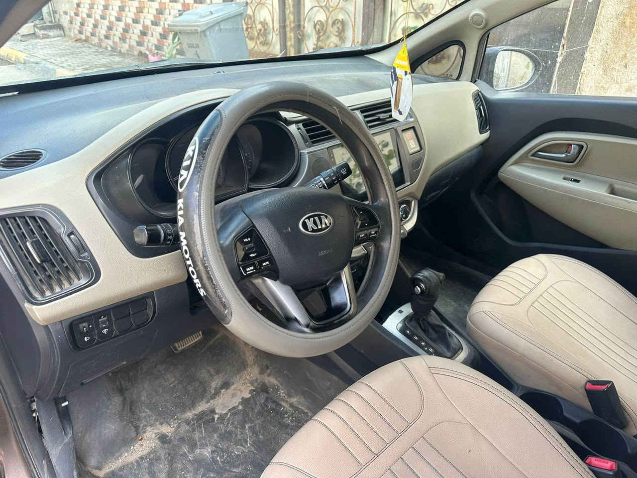 السلام عليكم 

كيا ريو وارد خليجي  موديل ٢٠١٣ 
جاهزة كير محرك حدادية تبريد تدفئة كهربائيات بلادية تايرات جدد باتري جديد 
بيها ملاحظات ورشات بالكشر ابيع هالموجود 

السعر ٦٤ وبيها مجال 
مكاني واسط - الكوت - قرب مركز شرطة الشهداء 
*********** دهل اوران, واسط
