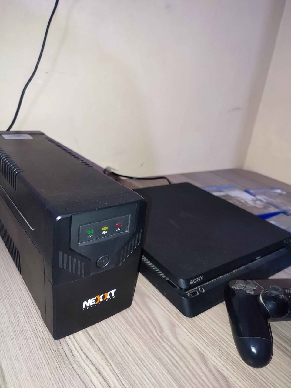 بلايستيشن 4 سلم 1 تيرا مع جويستك الاصلي و 4 العاب و ups جديد السعر 280 ألف🖤. 

للتواصل -واتساب- *********** ديوانية, القادسية
