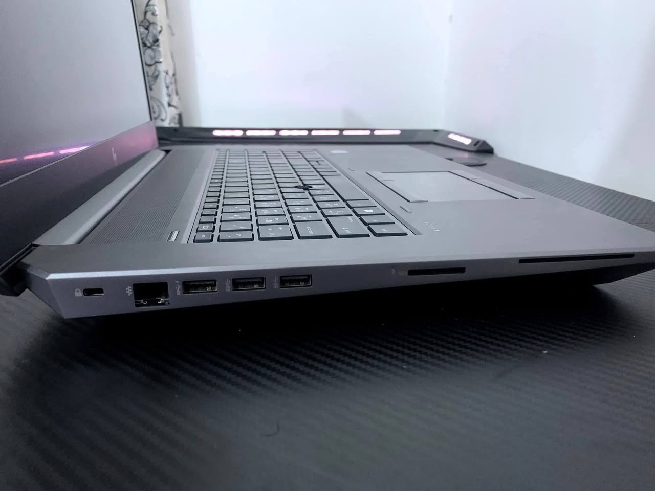 راح تعتمد عليه بكلشي!!
الوحش الانيق : Hp ZBOOK 17 G5 

وحش الاداء متوفر بكرت شاشة انفيديا Nvidia P1000بحجم 4GB

اذا تريد جهاز يفيدك برامج هندسية والعاب احترافية وسعر معقول؟ وصلت للخيار الصح 

لان هذا اللابتوب يجمع بين القوة والحجم والسعر المعقول...

نحجي بالمواصفات :

• core i7 8850H معالج
• Nvidia quadro P1000 4GB كرت شاشة خارجي
• 16GB DDR4 الرام
• SSD 256GB تخزين 
• 17.3 FHD SCREEN شاشة بحجم عملاق ودقة عالية

شنو يشغل من برامج؟ يشغلك كل البرامج الهندسية والتصميم بالراحة
شنو يشغلك العاب؟ تقريباً جميع الالعاب يشغلها 

الملحقات : 
اكيد الشاحن بقدرة 230w عكس الشواحن التجارية الي تجي فقط 150w
ويجيك ويا ماوس كيمنك 
وكذلك يجي ويا ماوس باد كيمنك 
واكيد حقيبة انيقة

سعر اللابتوب راح يكون 544 الف فقط  

الضمانات؟ 
10 ايام من اي خلل استبدال 
ضمان بطارية ساعتين فما فوق في الاستخدام الطبيعي 

حالة البطارية : ممتازة 

ادخل احجزها لان صعب تحصلها بعد : *********** واتس 
ادخل احجزها لان صعب تحصلها بعد : *********** واتس 

او على الخاص 
لا تتردد وباجر هذا الوحش يمك...
