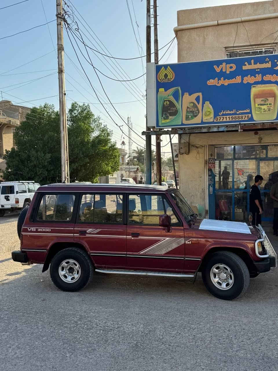 السلام عليكم للبيع فقط باجيرو موديل 1990 السيارة بدون حادث فقط جاملغ امامي بيه ضربه تكتك ومصلح فقط رقم اربيل سنويه منتهيه بدون غرامات مكينه كير ستاركس مفتوح 2700 كاز  مكينه جديدة كارتون نضيفه 7 راكب  مكانه العماره ميسان مركز المدينه سعر 55 وبيها مجال رقم الهاتف  ***********
