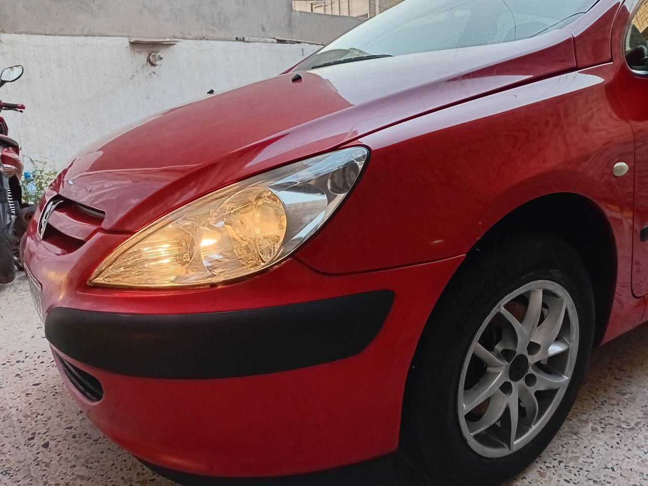 السلام عليكم سياره بيجو فرنسي  موديل٢٠٠٤ بسمي سنويه٣١ السياره مكفول كفاله عامه حته الدعاميات بلادي بيها صبغ نص باب كير اومكينا عله وضع الشركه ماشيه١٨٠  صدر جديد تخم تاير  تبريد شغال السعر ٥٥ العنوان بغداد الجديده الهاتف *********** ملاحظه يوجد فيديو
