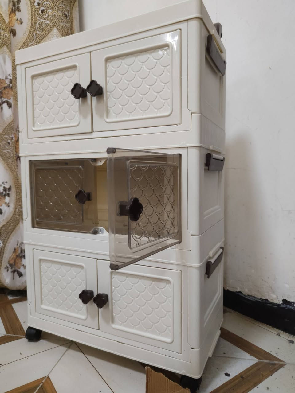 خزانة تخزين 3 طبقات بعجلات 🚪
​عملية جداً للمطبخ أو الحمام أو الغرف.
​تصميم أنيق مع أبواب (طبقة شفافة).
​سهلة التنقل والتنظيف.
📍 الموقع: الرفاعي.
💬 للحجز والاستفسار يرجى مراسلة الخاص


**إذا كنت صاحب هذا الإعلان وتريد حذفه لأي سبب، رجاءا أرسل رسالة إلى الدعم الفني**